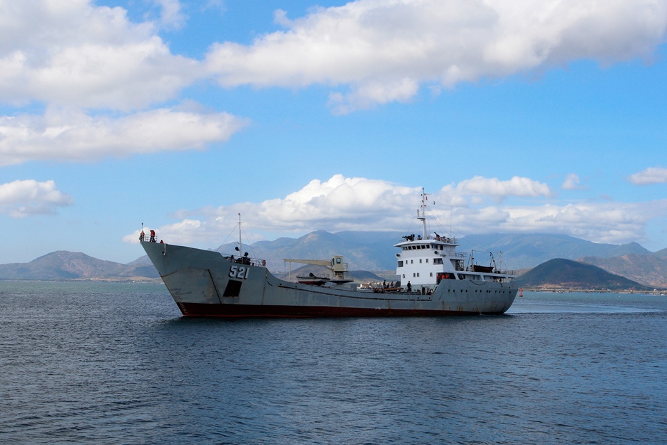 Tàu Hải quân đưa 33 ngư dân Quảng Nam bị nạn vào bờ an toàn - Ảnh 2