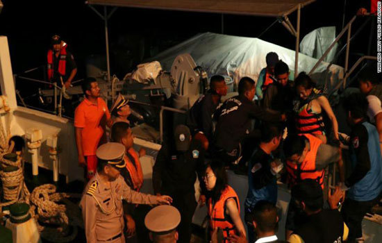 Thái Lan nỗ lực tìm kiếm hơn 50 người mất tích trong vụ lật tàu tại đảo Phuket - Ảnh 1