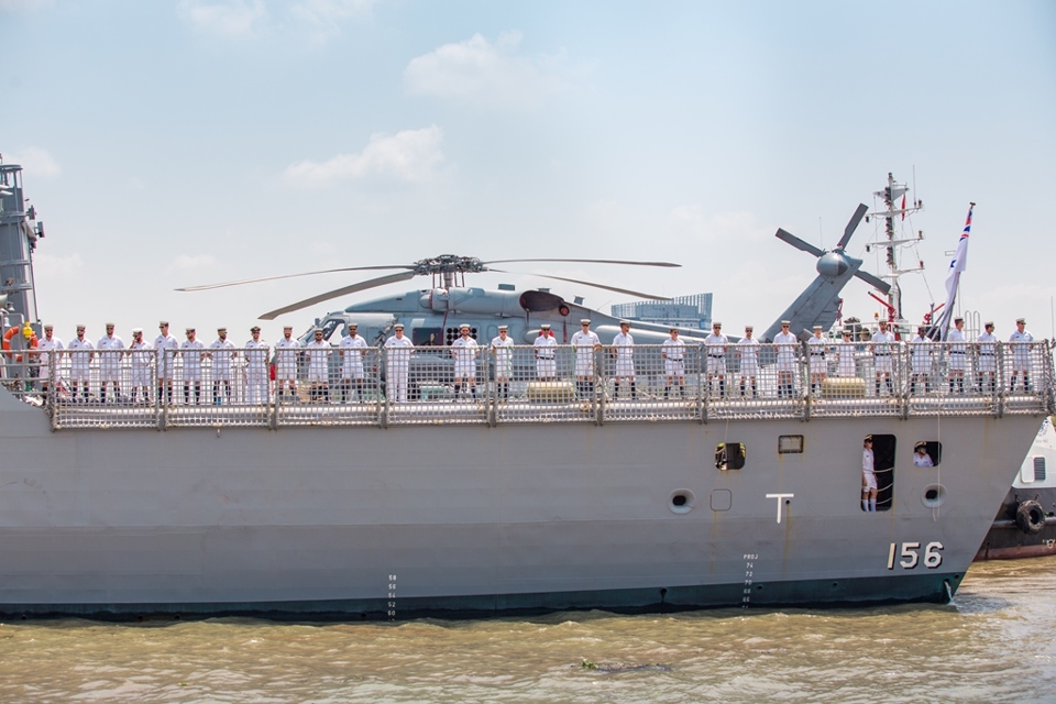 Hình ảnh 3 tàu Hải quân Hoàng gia Australia đến Việt Nam - Ảnh 4
