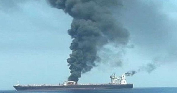 Tàu chở dầu Iran bốc cháy sau vụ nổ trên Biển Đỏ, nghi là khủng bố - Ảnh 1