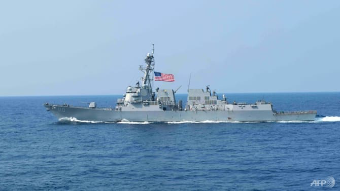 Tàu khu trục Mỹ áp sát đảo nhân tạo Trung Quốc bồi đắp phi pháp trên Biển Đông - Ảnh 1