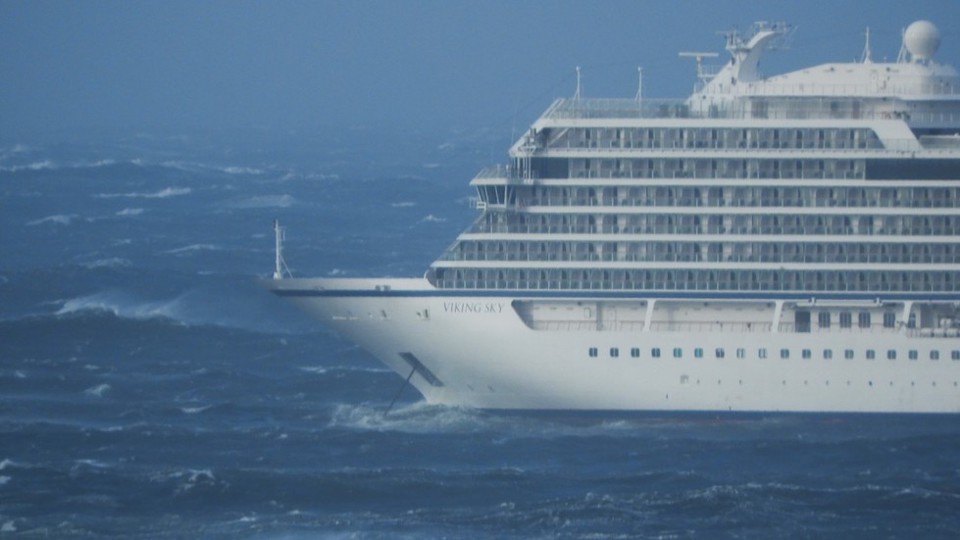 Tàu du lịch mắc kẹt ngoài khơi biển Na Uy, hơn 900 người lênh đênh - Ảnh 1