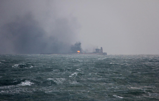 Tàu Iran vẫn cháy ngùn ngụt sau 3 ngày va chạm ngoài khơi Trung Quốc - Ảnh 1
