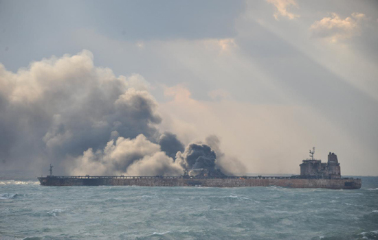 Tàu chở dầu Iran bị đâm có thể cháy suốt 1 tháng ở ngoài khơi Trung Quốc - Ảnh 1