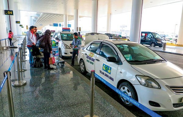 Tạm dừng triệt để hoạt động taxi tại sân bay Nội Bài trong thời gian cách ly xã hội - Ảnh 1