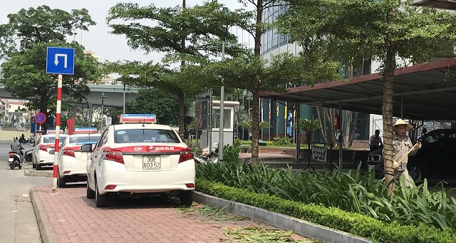 Taxi Group tái diễn vi phạm trên phố Đào Tấn - Ảnh 1