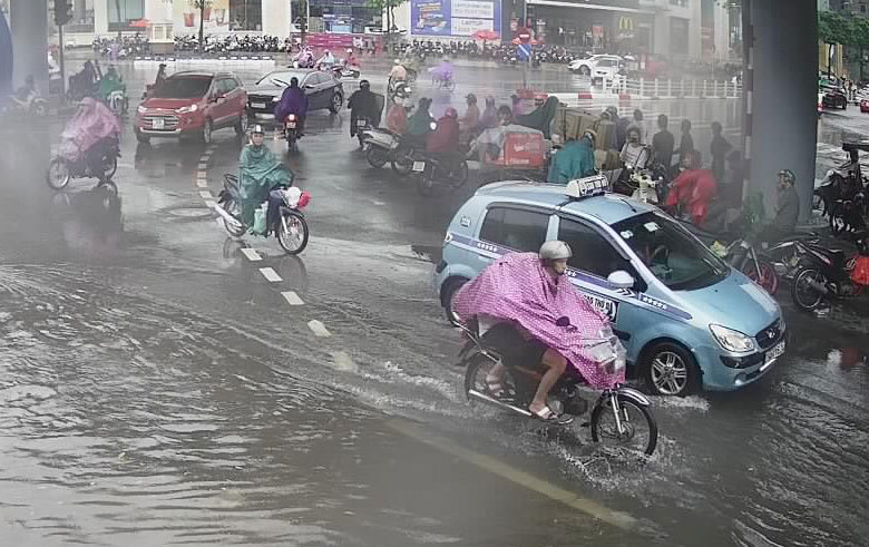 Hà Nội: Người đi đường thót tim vì những đợt sấm nổ trong trận mưa lớn - Ảnh 2