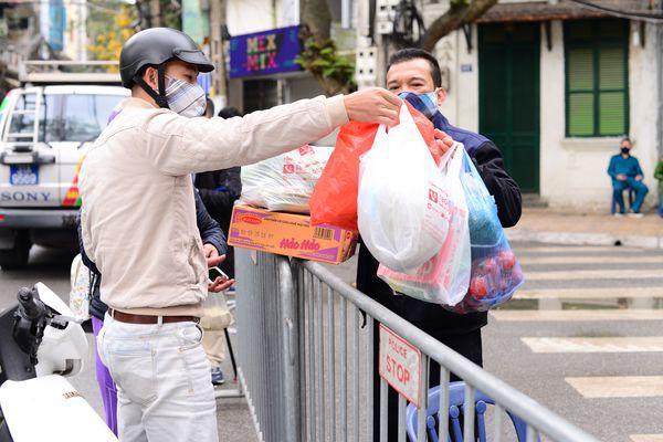 Hà Nội: Người dân phố Trúc Bạch sau nửa ngày cách ly - Ảnh 6