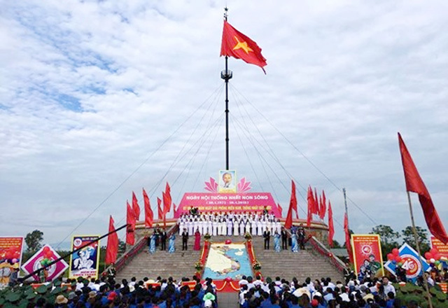 Trang nghiêm lễ Thượng cờ bên bờ sông Bến Hải trong ngày hội Thống nhất non sông 2018 - Ảnh 1