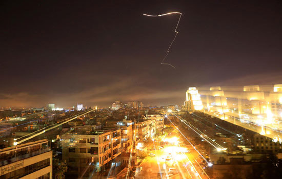 Mỹ không kích trúng 3 mục tiêu, phòng không Syria bắn hạ 13 tên lửa Mỹ - Ảnh 1