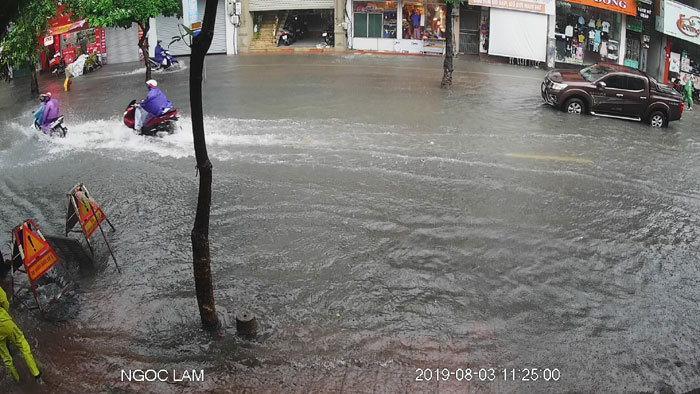 Hà Nội: Mưa sầm sập, gió quật mạnh, cây đổ, một số tuyến phố ngập sâu - Ảnh 22