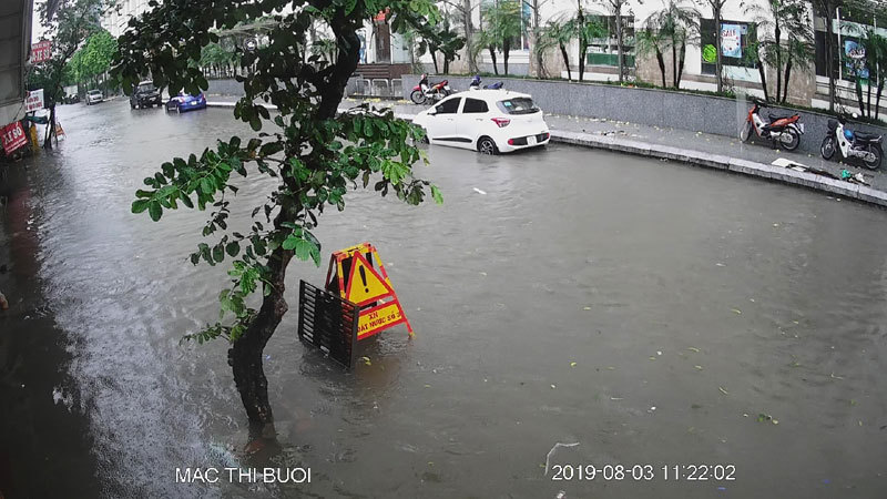 Hà Nội: Mưa sầm sập, gió quật mạnh, cây đổ, một số tuyến phố ngập sâu - Ảnh 24