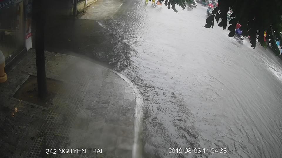 Hà Nội: Mưa sầm sập, gió quật mạnh, cây đổ, một số tuyến phố ngập sâu - Ảnh 25