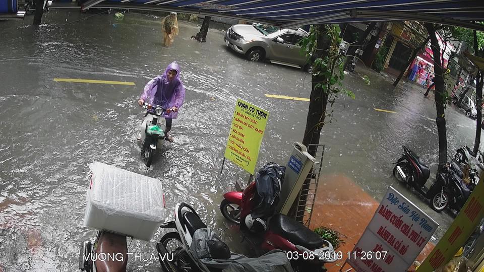 Hà Nội: Mưa sầm sập, gió quật mạnh, cây đổ, một số tuyến phố ngập sâu - Ảnh 26