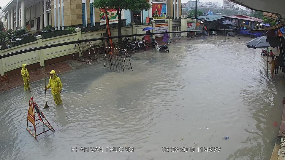Hà Nội: Mưa sầm sập, gió quật mạnh, cây đổ, một số tuyến phố ngập sâu - Ảnh 28