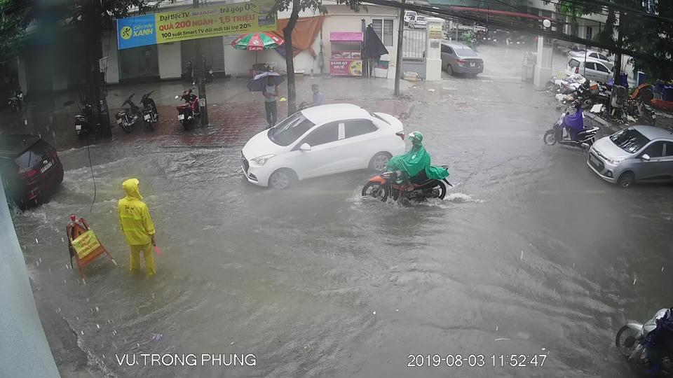 Hà Nội: Mưa sầm sập, gió quật mạnh, cây đổ, một số tuyến phố ngập sâu - Ảnh 29