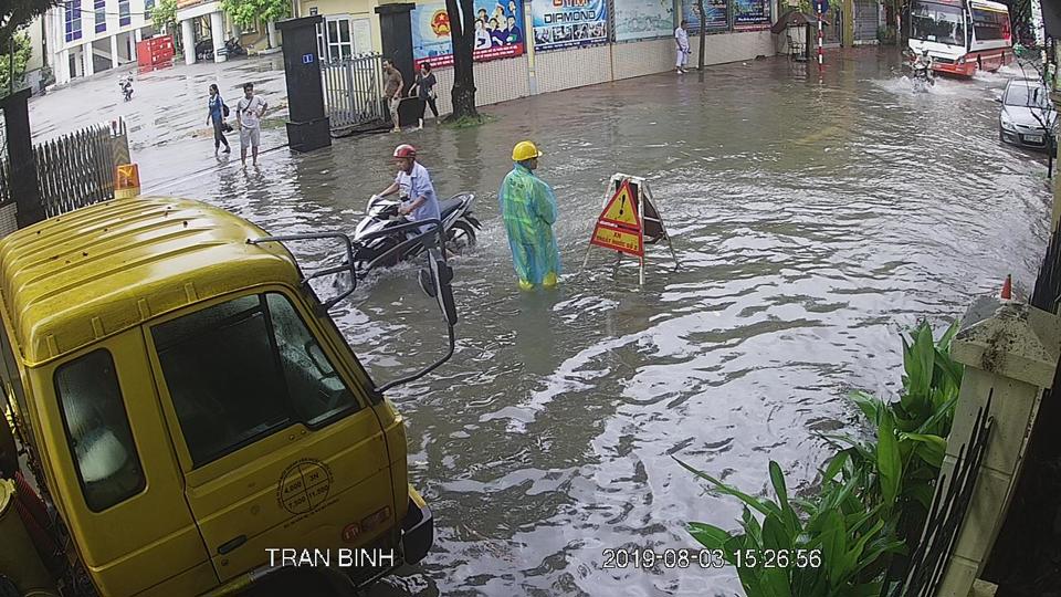 Hà Nội: Mưa sầm sập, gió quật mạnh, cây đổ, một số tuyến phố ngập sâu - Ảnh 30