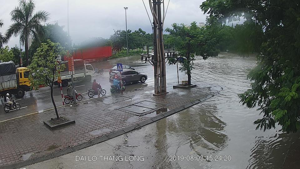 Hà Nội: Mưa sầm sập, gió quật mạnh, cây đổ, một số tuyến phố ngập sâu - Ảnh 33