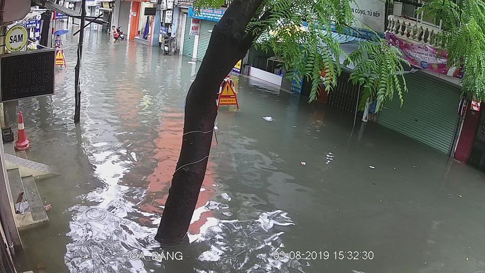 Hà Nội: Mưa sầm sập, gió quật mạnh, cây đổ, một số tuyến phố ngập sâu - Ảnh 31