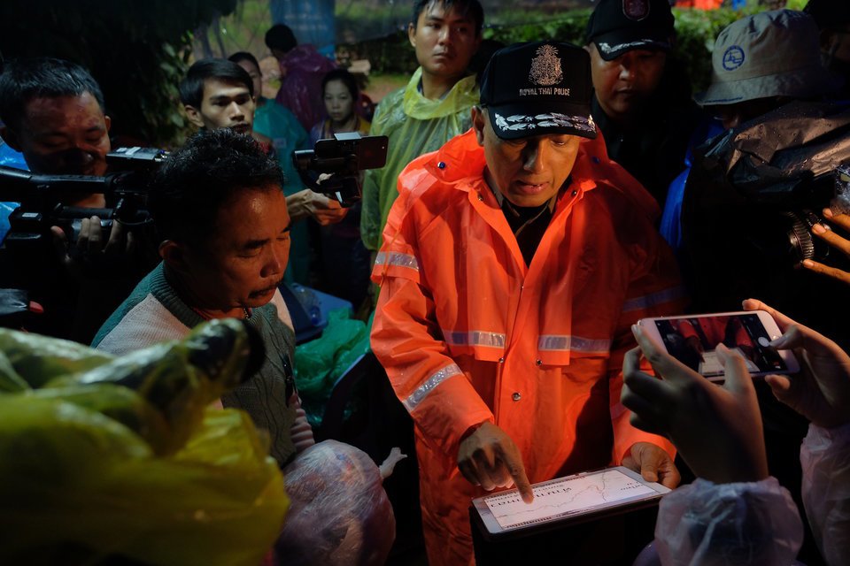 Chùm ảnh: Người Thái Lan tình nguyện nấu cơm, cắt tóc cho đội cứu hộ và người nhà đội bóng mắc kẹt - Ảnh 7