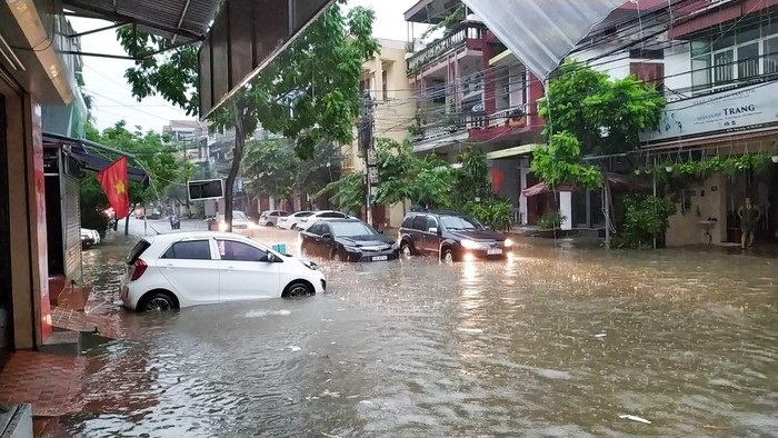 Tắc đường kinh hoàng, ô tô vất vả "bơi" trên đường sau trận mưa lớn - Ảnh 7