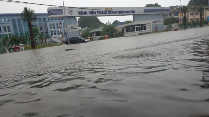 Tắc đường kinh hoàng, ô tô vất vả "bơi" trên đường sau trận mưa lớn - Ảnh 6