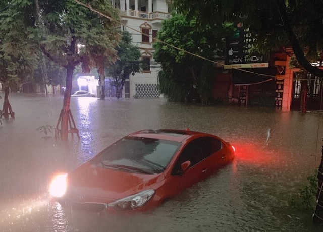 Tắc đường kinh hoàng, ô tô vất vả "bơi" trên đường sau trận mưa lớn - Ảnh 8
