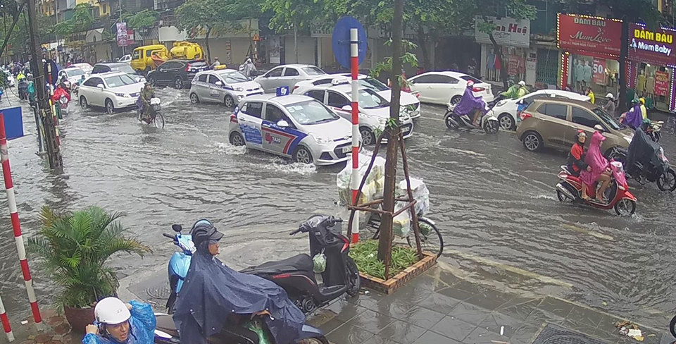 Hà Nội: Người đi đường thót tim vì những đợt sấm nổ trong trận mưa lớn - Ảnh 4