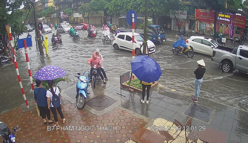 Hà Nội: Người đi đường thót tim vì những đợt sấm nổ trong trận mưa lớn - Ảnh 3
