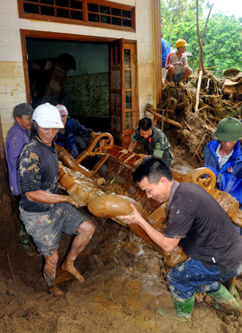 Đã có 32 người chết và mất tích, gần 10.000 ngôi nhà bị ngập do mưa lũ - Ảnh 1