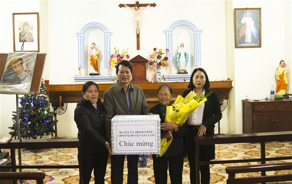 Lãnh đạo huyện Gia Lâm thăm, tặng quà đồng bào công giáo - Ảnh 2