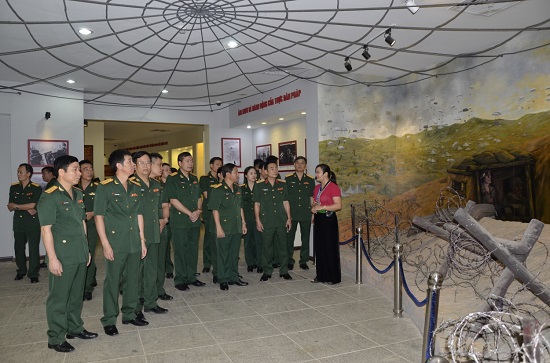 Bộ Tư lệnh Thủ đô Hà Nội tặng quà các gia đình chính sách tỉnh Điện Biên - Ảnh 2