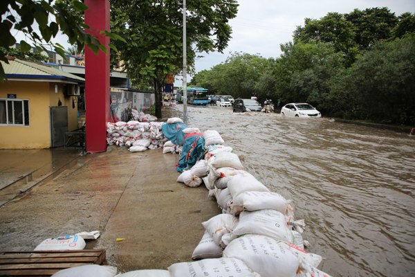 [Ảnh] Đường gom Đại lộ Thăng Long ngập nặng sau mưa lớn, ô tô "rẽ sóng" trên đường - Ảnh 15
