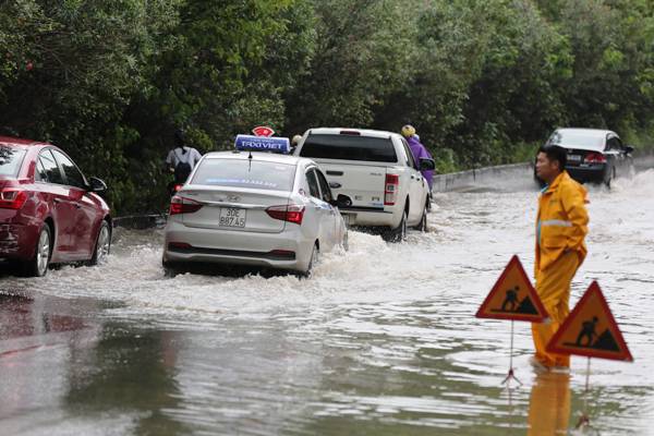 [Ảnh] Đường gom Đại lộ Thăng Long ngập nặng sau mưa lớn, ô tô "rẽ sóng" trên đường - Ảnh 16
