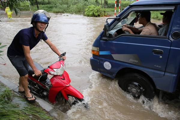 [Ảnh] Đường gom Đại lộ Thăng Long ngập nặng sau mưa lớn, ô tô "rẽ sóng" trên đường - Ảnh 14