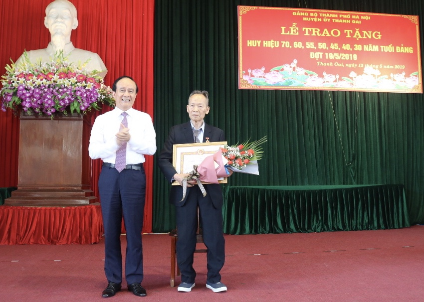 Huyện Thanh Oai trao tặng Huy hiệu Đảng đợt 19/5 cho 136 đảng viên - Ảnh 1