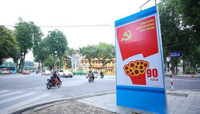 Trang trí các tuyến phố chào mừng kỷ niệm 90 năm thành lập Đảng bộ TP Hà Nội - Ảnh 1