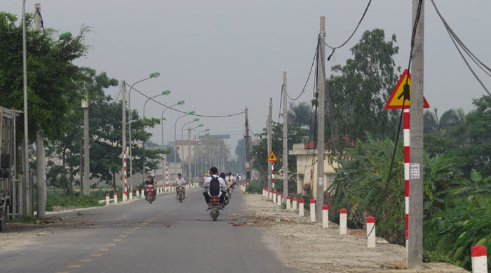 Huyện Thanh Oai: Phối hợp tháo cột điện nằm giữa đường - Ảnh 1
