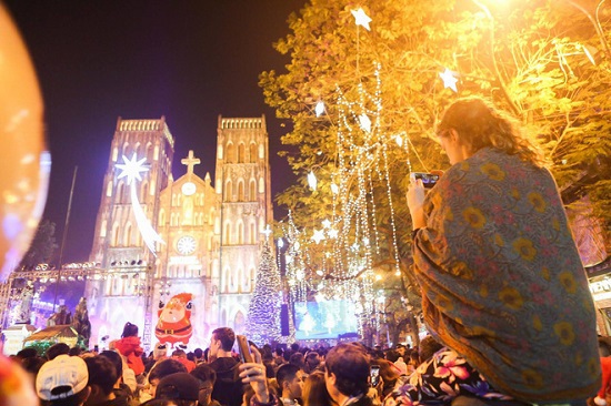 Các ngả đường Hà Nội, TP Hồ Chí Minh chật cứng người trong đêm Noel - Ảnh 4