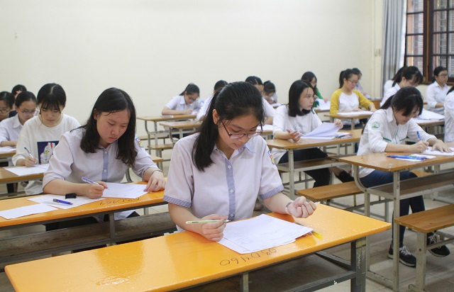 Thi tuyển sinh lớp 10 tại Hà Nội: Đề không khó, vẫn thấp thỏm lo - Ảnh 1