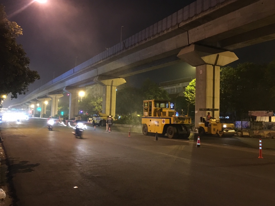 [Ảnh] Cận cảnh trải thảm xuyên đêm tuyến đường Nguyễn Trãi - Trần Phú – Quang Trung - Ảnh 2