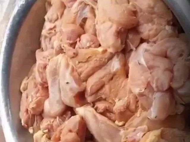 Đang truy xuất nguồn gốc 35kg thịt gà có mùi lạ đưa vào trường Tiểu học Chu Văn An - Ảnh 2