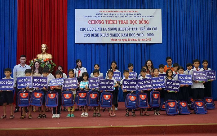 Tân Hiệp Phát trao tặng học bổng cho học sinh khuyết tật, trẻ mồ côi, con bệnh nhân nghèo tại Bình Dương - Ảnh 1