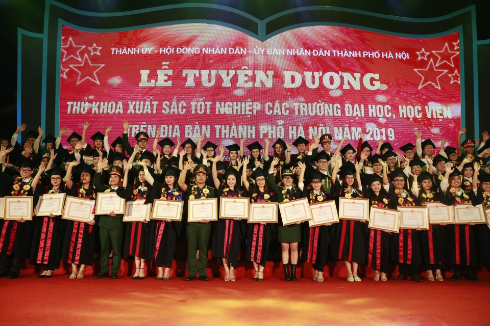 Hà Nội tuyên dương 86 Thủ khoa xuất sắc  tốt nghiệp các trường đại học năm 2019 - Ảnh 3