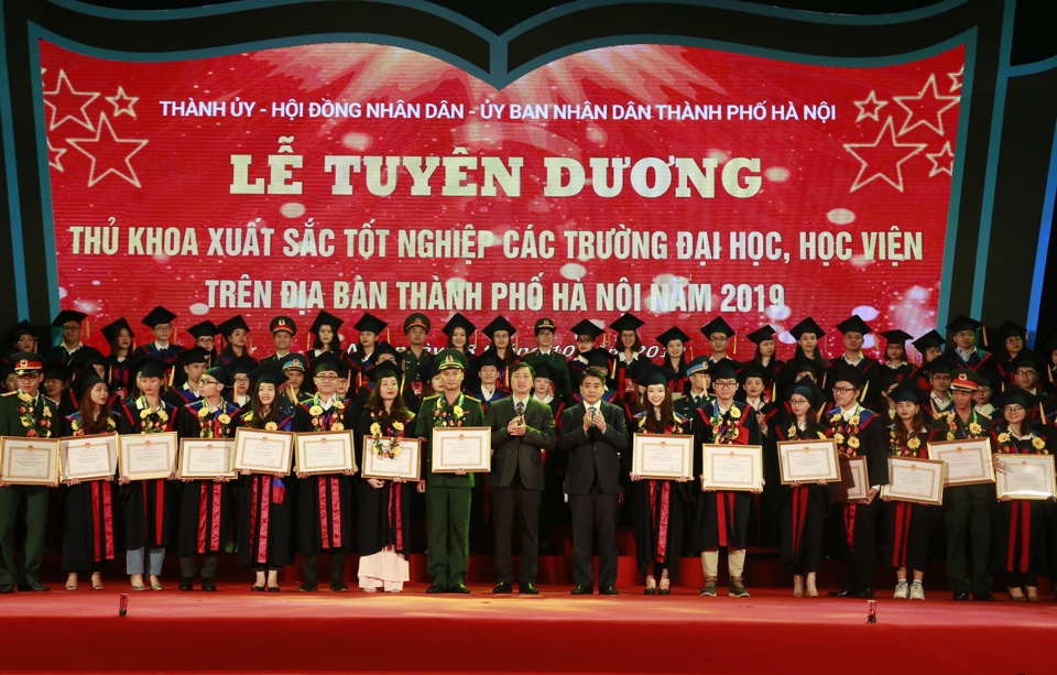 Hà Nội tuyên dương 86 Thủ khoa xuất sắc  tốt nghiệp các trường đại học năm 2019 - Ảnh 2