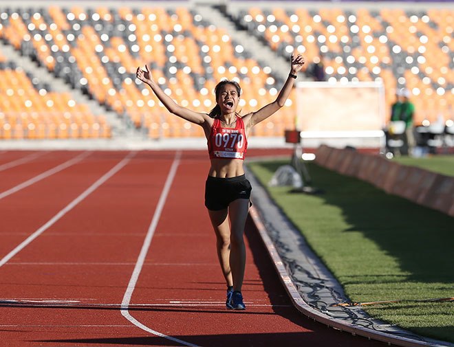 Cô gái chạy xe ôm người Hà Nội giành vàng SEA Games 30 nội dung đi bộ 10.000m - Ảnh 1