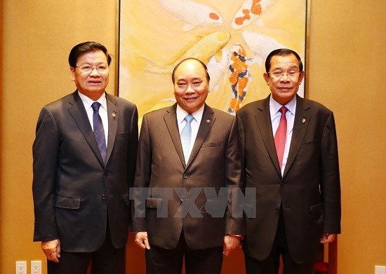 Thủ tướng làm việc với Thủ tướng Lào và Campuchia bên lề ASEAN 31 - Ảnh 1