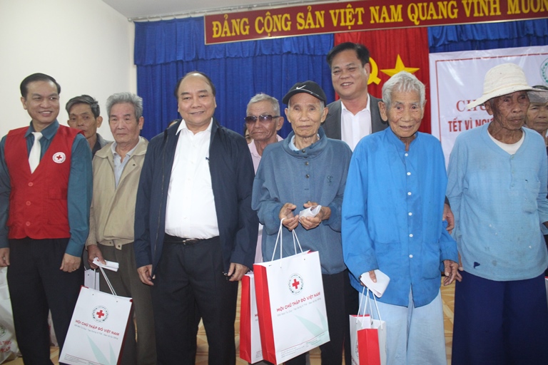 Thủ tướng thăm và tặng quà Tết cho người nghèo tại Phú Yên - Ảnh 1