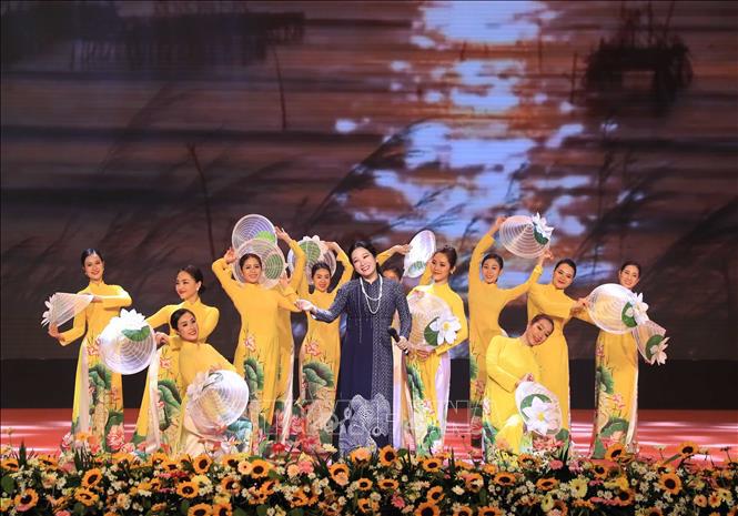 Thủ tướng Nguyễn Xuân Phúc dự Lễ kỷ niệm 65 năm Trường học sinh miền Nam trên đất Bắc - Ảnh 6