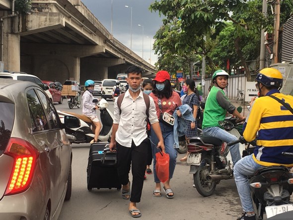 Hà Nội: Người dân bắt đầu nghỉ lễ, nhiều tuyến đường cửa ngõ tắc cứng - Ảnh 3
